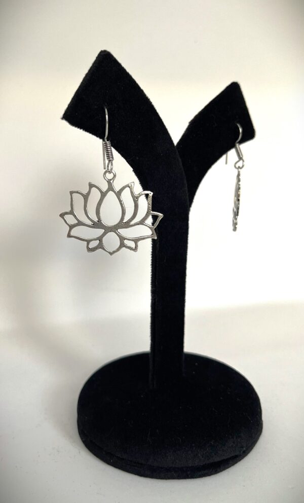TB simple, elegent and stylish lotus shaped silver replica earring - Image 2