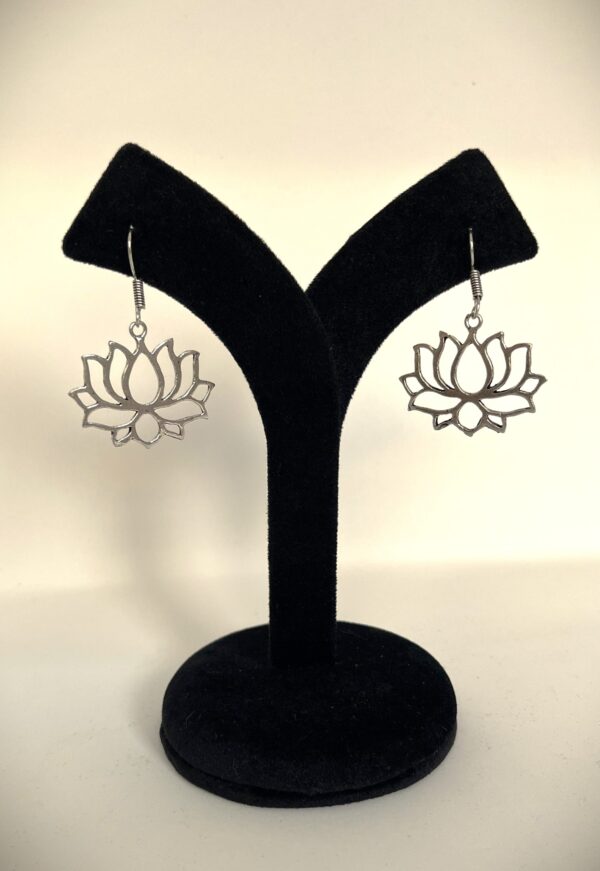 TB simple, elegent and stylish lotus shaped silver replica earring - Image 3