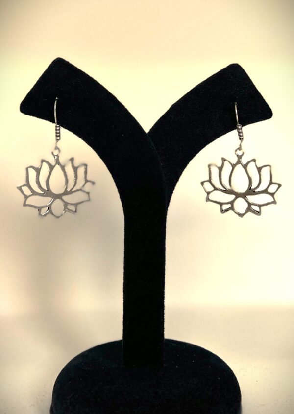 TB simple, elegent and stylish lotus shaped silver replica earring
