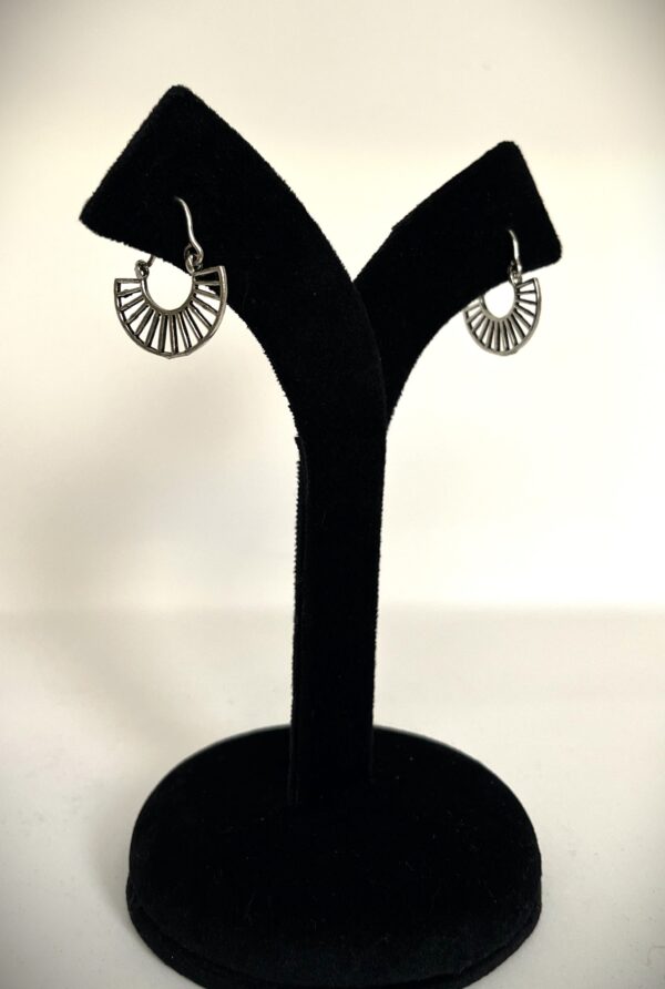 TB simple, elegent and stylish silver replica earring - Image 3