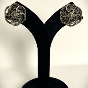 TB overlapig circle in a floral setting in sliver replica design