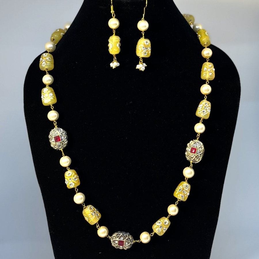 Yellow Beaded Pearl Necklace Set with Earrings – Antique Gold & Red Stone Accents - Image 4