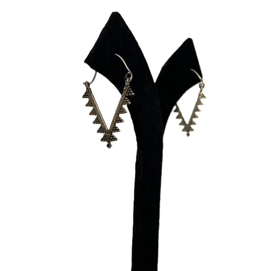 Oxidized V-Shape Tribal Earrings – Geometric Statement Jewellery - Image 4