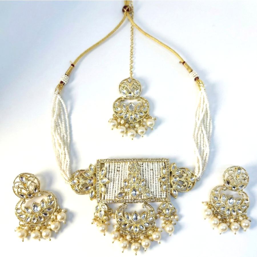 Traditional Kundan Pearl Choker Necklace Set with Maang Tikka - Image 6