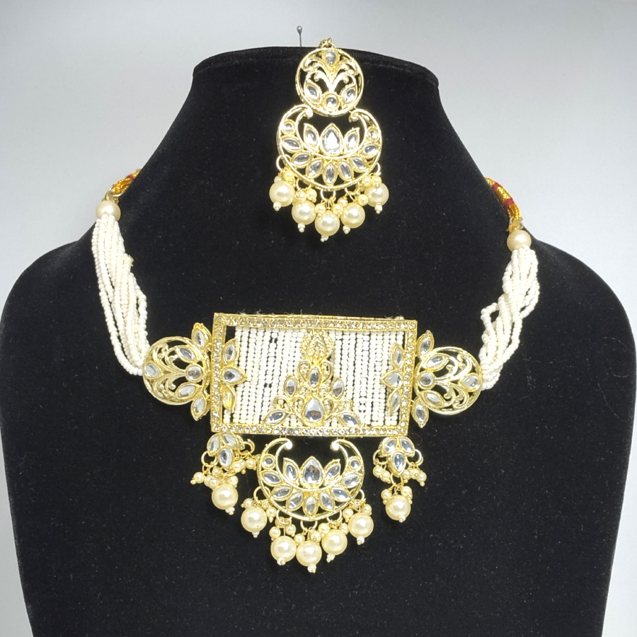 Traditional Kundan Pearl Choker Necklace Set with Maang Tikka - Image 5