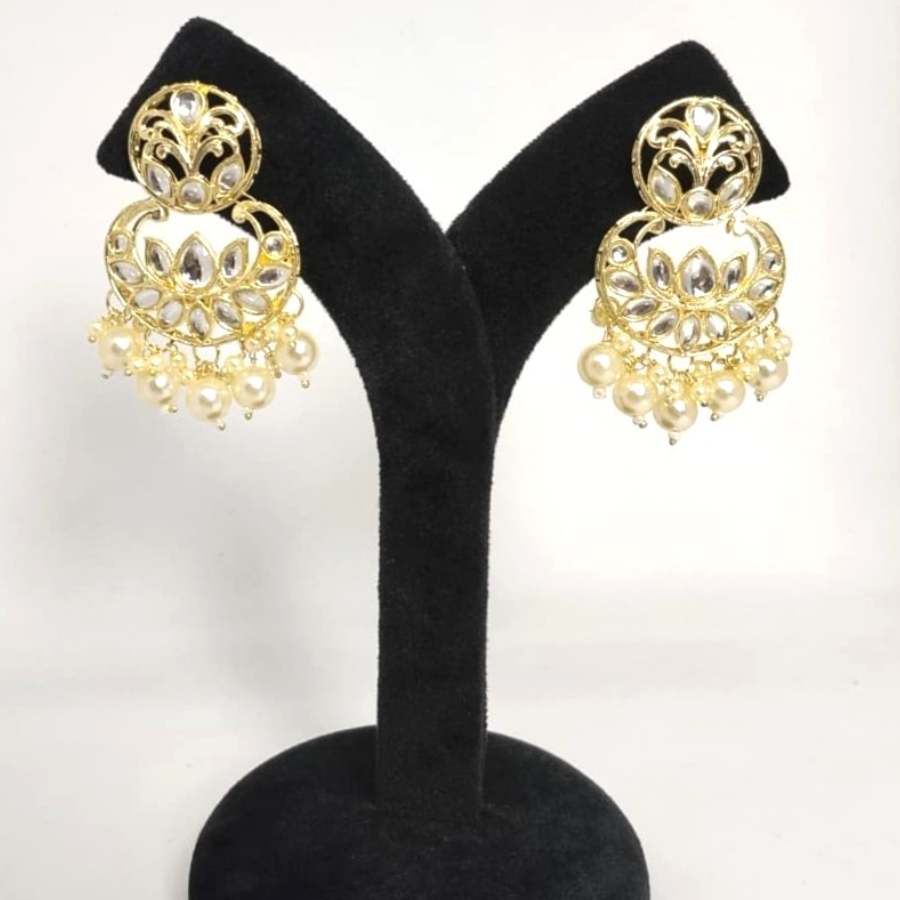 Traditional Kundan Pearl Choker Necklace Set with Maang Tikka - Image 4