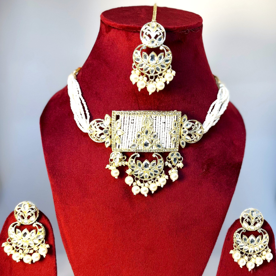 Traditional Kundan Pearl Choker Necklace Set with Maang Tikka - Image 3