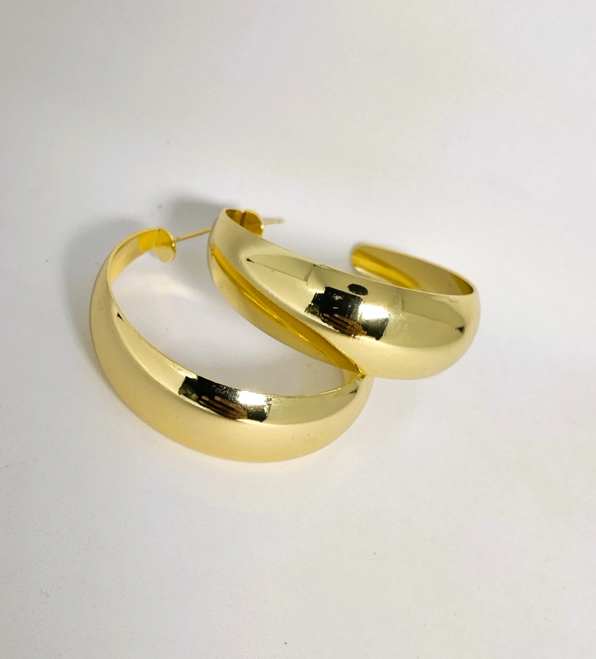 Classic Gold Hoop Earrings – Timeless Shine, Effortless Style - Image 3