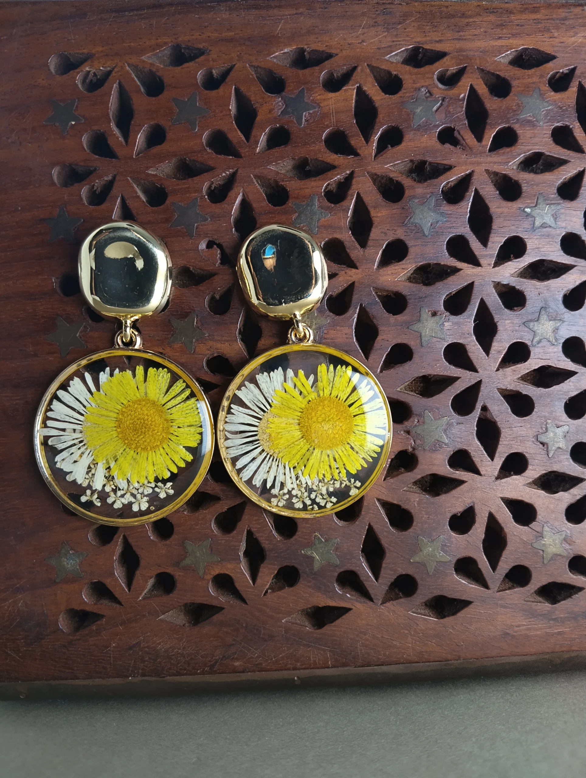 Sunlit Daisy Pressed Flower Gold Jewelry Set - Image 3