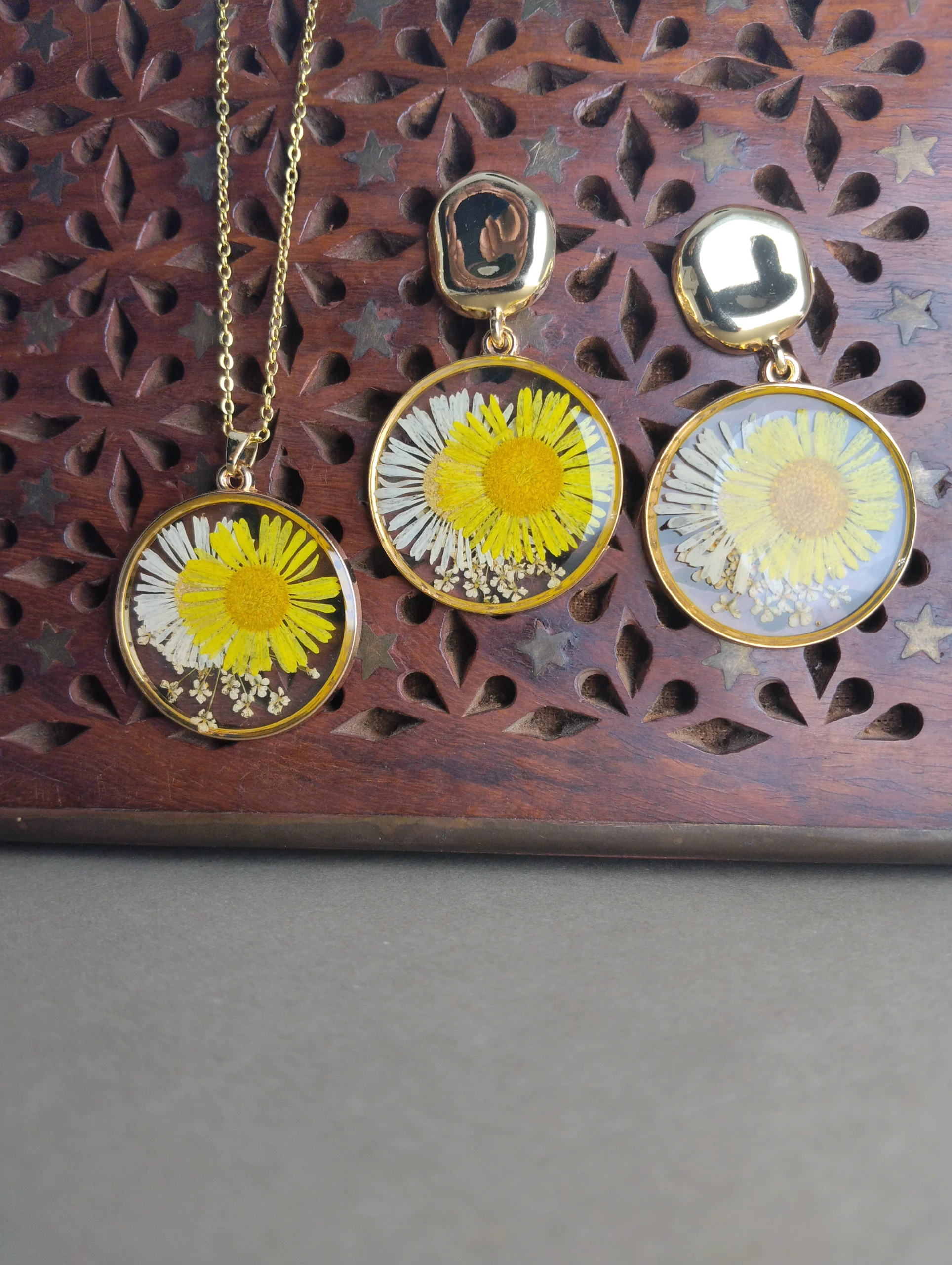 Sunlit Daisy Pressed Flower Gold Jewelry Set