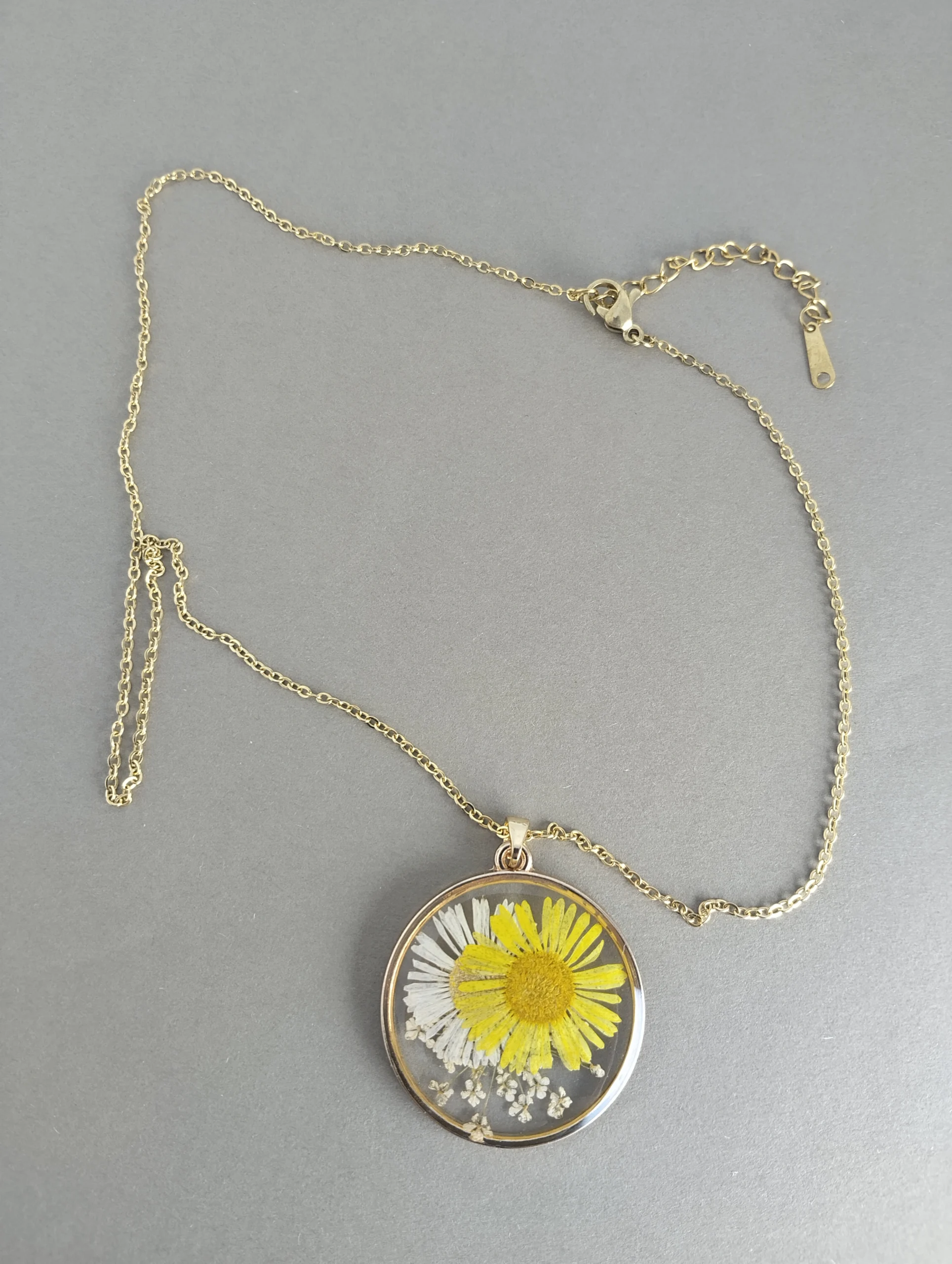 Sunlit Daisy Pressed Flower Gold Jewelry Set - Image 2
